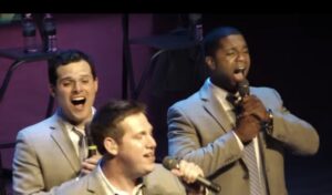 Diez hombres empiezan a cantar una canción clásica, pero luego el público se vuelve loco. ¡Tienes que verlo!