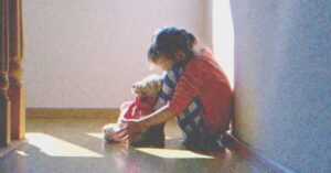 Mi abuelo rico nos encontró a mí y a mi hija viviendo bajo un puente. Me quedé congelado, mi padre siempre me había dicho que se había ido.