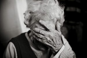 "Los hijos dejaron a su madre en el pueblo, y cuando fueron a buscar la herencia, se quedaron en shock al ver lo que había... ¡Detalles impactantes!"