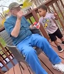En un gesto de buena voluntad, este viudo de 82 años cruzó la calle para ayudar a sus nuevos vecinos, que acababan de mudarse a su casa. Lo que ocurrió después sorprendió a toda la internet.