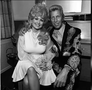 ¿Por qué Dolly Parton revela su cabello real? ¡Ella desvela detalles sorprendentes! Vamos a descubrirlo.