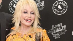 ¿Por qué Dolly Parton revela su cabello real? ¡Ella desvela detalles sorprendentes! Vamos a descubrirlo.