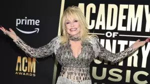 ¿Por qué Dolly Parton revela su cabello real? ¡Ella desvela detalles sorprendentes! Vamos a descubrirlo.