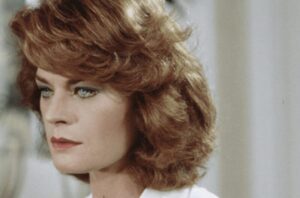 Sus ojos azul cielo volvían locos a los admiradores. ¡Ella alguna vez fue una estrella de cine! ¡Pero ahora a nadie le interesa! ¡Nadie podría adivinar quién es ella!