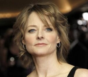Sus ojos azul cielo volvían locos a los admiradores. ¡Ella alguna vez fue una estrella de cine! ¡Pero ahora a nadie le interesa! ¡Nadie podría adivinar quién es ella!