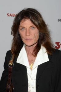 Sus ojos azul cielo volvían locos a los admiradores. ¡Ella alguna vez fue una estrella de cine! ¡Pero ahora a nadie le interesa! ¡Nadie podría adivinar quién es ella!