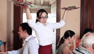 ¡Esta amable camarera mostró bondad hacia un indigente en el café! Lo alimentó a su propio costo. Ni siquiera sabía quién era ese indigente. ¡Y cuando se enteró, se quedó en shock!