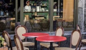 ¡Esta amable camarera mostró bondad hacia un indigente en el café! Lo alimentó a su propio costo. Ni siquiera sabía quién era ese indigente. ¡Y cuando se enteró, se quedó en shock!