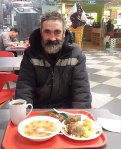 ¡Esta amable camarera mostró bondad hacia un indigente en el café! Lo alimentó a su propio costo. Ni siquiera sabía quién era ese indigente. ¡Y cuando se enteró, se quedó en shock!