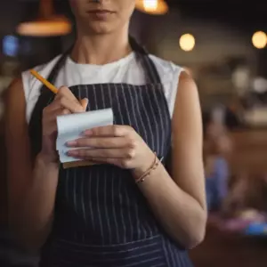 ¡Esta amable camarera mostró bondad hacia un indigente en el café! Lo alimentó a su propio costo. Ni siquiera sabía quién era ese indigente. ¡Y cuando se enteró, se quedó en shock!
