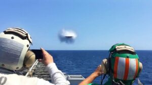 ¡Los pilotos estaban en shock cuando vieron esos objetos acercándose! ¡No esperaban ver algo así! ¡No tienes idea de lo que está en juego!