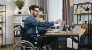 El administrador del restaurante se burlaba de un discapacitado, pero después de que intervino el dueño, la situación dejó de ser un chiste... Vamos a descubrir qué pasó después.