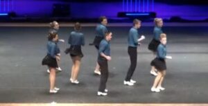 ¡Cuando los bailarines se dieron la vuelta, la gente se quedó sin palabras! ¿Qué habrán hecho? ¡Vamos a ver este interesante video!