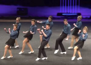 ¡Cuando los bailarines se dieron la vuelta, la gente se quedó sin palabras! ¿Qué habrán hecho? ¡Vamos a ver este interesante video!