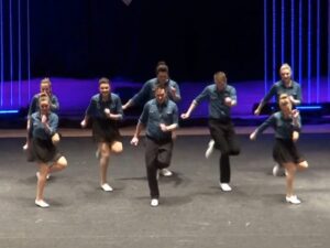 ¡Cuando los bailarines se dieron la vuelta, la gente se quedó sin palabras! ¿Qué habrán hecho? ¡Vamos a ver este interesante video!