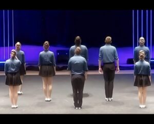 ¡Cuando los bailarines se dieron la vuelta, la gente se quedó sin palabras! ¿Qué habrán hecho? ¡Vamos a ver este interesante video!