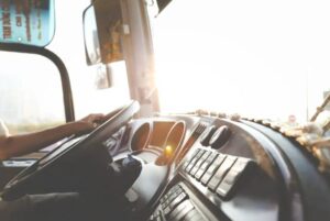 ¡El joven pobre paga el boleto del autobús para una mujer y su hijo! ¡El final de la historia te sorprenderá!