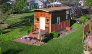 Wei descubre secretos sorprendentes en la pequeña casa construida en la granja familiar. ¡Vamos a descubrirlo juntos!