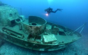 "Los navegantes encuentran un viejo barco hundido y se sorprenden con lo que hay dentro. ¡Nadie esperaba esto! ¿Qué hay dentro?"