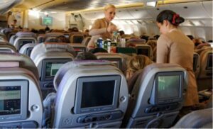 "Una pareja que pensaba que tenía derecho a todo ocupó mi asiento Premium en el avión; les di una buena lección. ¡Ni siquiera pensaron que eso era posible!"