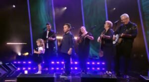 Cuando esta familia subió al escenario y comenzó a cantar, los espectadores no podían creer lo que estaban viendo.