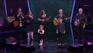 Cuando esta familia subió al escenario y comenzó a cantar, los espectadores no podían creer lo que estaban viendo.