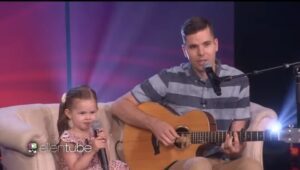¡Es realmente emocional cuando los niños muestran talentos excepcionales a una edad tan temprana! ¡Esta niña de dos años sorprendió a todos con su voz angelical!