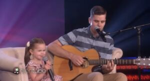 ¡Es realmente emocional cuando los niños muestran talentos excepcionales a una edad tan temprana! ¡Esta niña de dos años sorprendió a todos con su voz angelical!