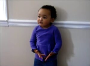 "Una asombrosa actuación de un adorable prodigio de 2 años en un lindo video casero nos dejó completamente maravillados. ¡Veamos juntos este video!"