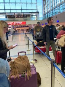 ¡Nunca has visto algo así! En el aeropuerto, esta imagen de la mujer está atrayendo atención viral. ¡Míralo de cerca y entenderás por qué!