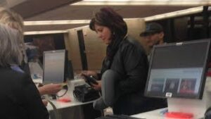 ¡Nunca has visto algo así! En el aeropuerto, esta imagen de la mujer está atrayendo atención viral. ¡Míralo de cerca y entenderás por qué!