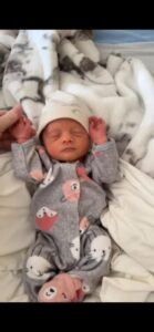 ¡Qué adorable reacción tiene este pequeño al canto de su mamá! ¡La reacción de la mamá es invaluable! ¡Veamos juntos este emotivo video!
