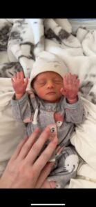 ¡Qué adorable reacción tiene este pequeño al canto de su mamá! ¡La reacción de la mamá es invaluable! ¡Veamos juntos este emotivo video!