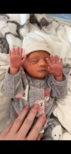¡Qué adorable reacción tiene este pequeño al canto de su mamá! ¡La reacción de la mamá es invaluable! ¡Veamos juntos este emotivo video!