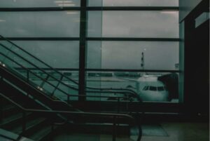"Vi a un niño perdido en el aeropuerto; lo que había en su mochila me hizo temblar."