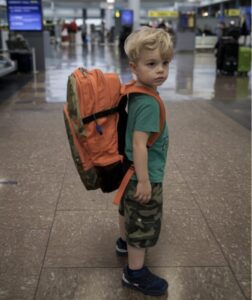"Vi a un niño perdido en el aeropuerto; lo que había en su mochila me hizo temblar."