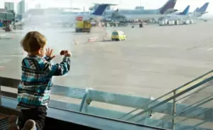 "Vi a un niño perdido en el aeropuerto; lo que había en su mochila me hizo temblar."