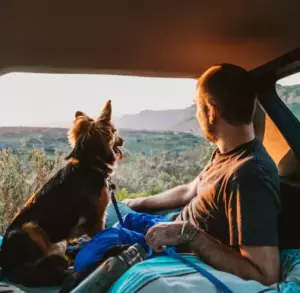 ¡Esta historia es muy conmovedora! El hombre dejó el coche sin siquiera imaginar qué sorpresa le esperaba allí. ¡Su reacción es invaluable!