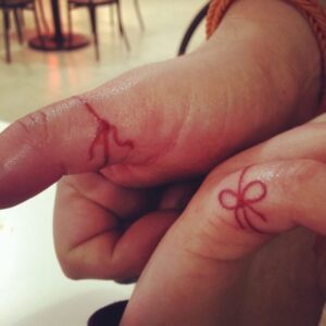 Si te encuentras con alguien que tiene un tatuaje así en la mano, deberías saber lo que simboliza. ¡Datos interesantes sobre los tatuajes!