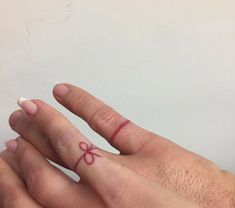 Si te encuentras con alguien que tiene un tatuaje así en la mano, deberías saber lo que simboliza. ¡Datos interesantes sobre los tatuajes!