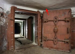 Una pareja compró una casa y descubrió bajo ella un hallazgo de más de 50 años. No esperaban encontrar algo así... ¡Todos quedaron sorprendidos cuando descubrieron qué era!