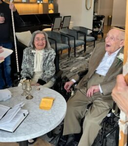 «¡Nunca es tarde para amar»: ¡Una mujer de 102 años se casa con su amante de 100 años en una residencia de ancianos! ¡Detalles interesantes!