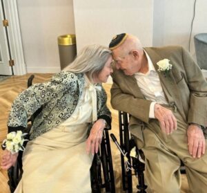 «¡Nunca es tarde para amar»: ¡Una mujer de 102 años se casa con su amante de 100 años en una residencia de ancianos! ¡Detalles interesantes!