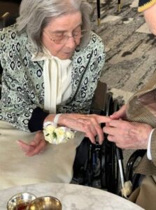 «¡Nunca es tarde para amar»: ¡Una mujer de 102 años se casa con su amante de 100 años en una residencia de ancianos! ¡Detalles interesantes!