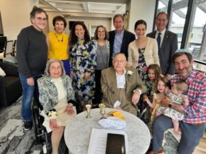«¡Nunca es tarde para amar»: ¡Una mujer de 102 años se casa con su amante de 100 años en una residencia de ancianos! ¡Detalles interesantes!