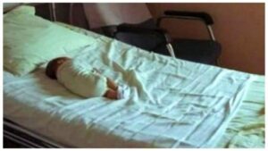 Una madre que hace 10 años dejó a su recién nacido en el hospital decidió buscarlo. Cuando regresa a ese hospital, descubre algo que la hace llorar.
