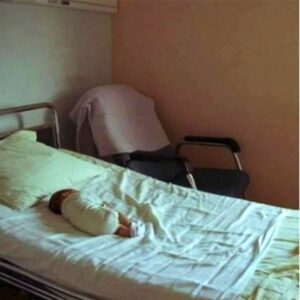 Una madre que hace 10 años dejó a su recién nacido en el hospital decidió buscarlo. Cuando regresa a ese hospital, descubre algo que la hace llorar.