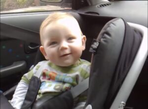 Este pequeño realmente hizo mi día. ¡Es tan lindo! ¡Está tratando de no dormirse y está ganando millones de vistas! ¡Tienes que verlo!