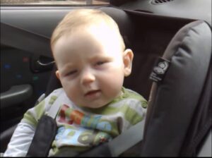 Este pequeño realmente hizo mi día. ¡Es tan lindo! ¡Está tratando de no dormirse y está ganando millones de vistas! ¡Tienes que verlo!