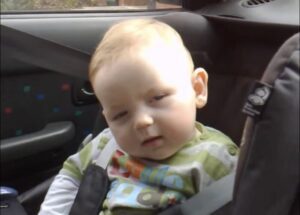 Este pequeño realmente hizo mi día. ¡Es tan lindo! ¡Está tratando de no dormirse y está ganando millones de vistas! ¡Tienes que verlo!